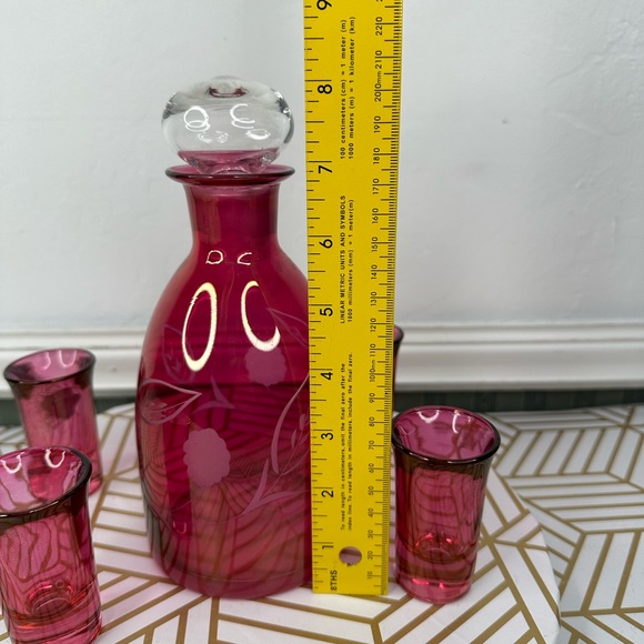 VTG Etched Cranberry Glass DECANTER W/ 4 Cordial Shot Glasses MCM - Picture 9 of 11